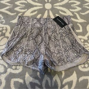 NWT Balance the Breeze Boa Shorts size Medium